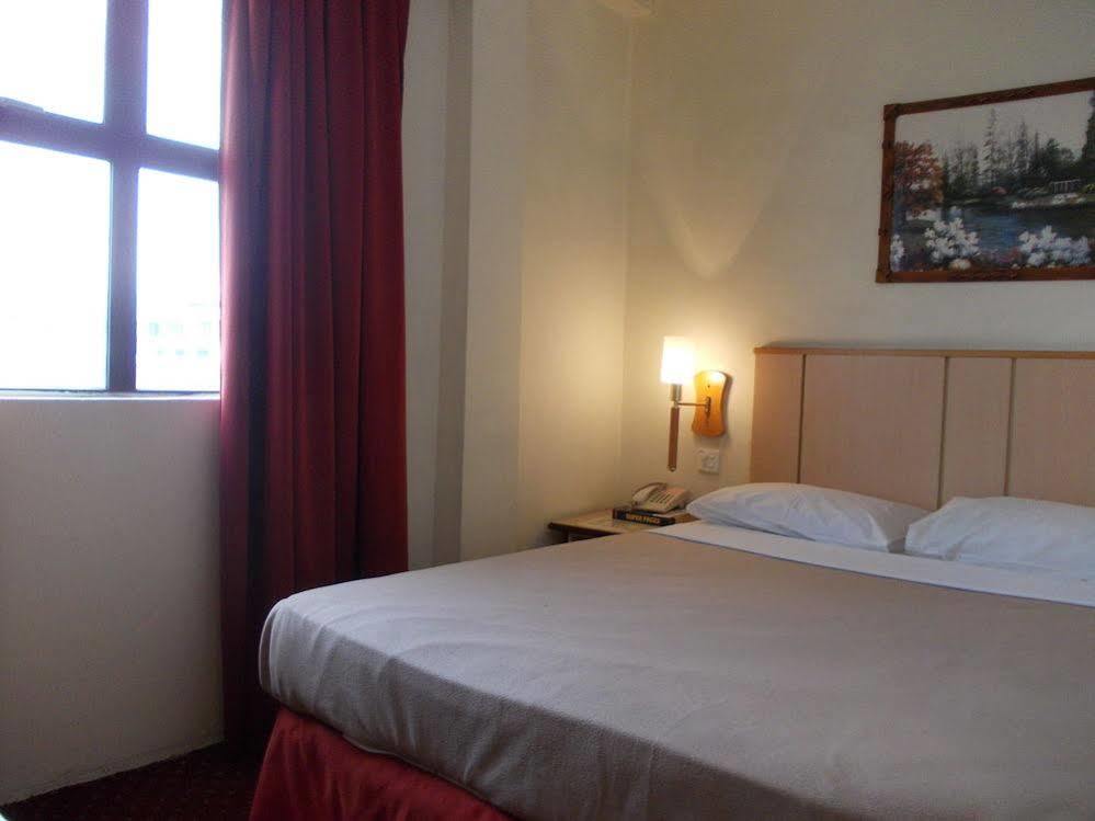 Hotel Sri Sutra - Sungai Buloh Петалинг-Джая Экстерьер фото